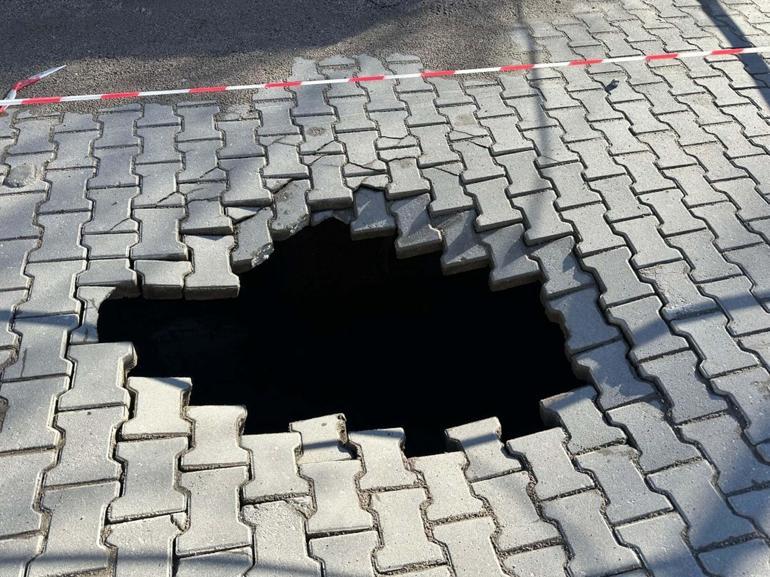 Çanakkalede sağanak nedeniyle yol çöktü