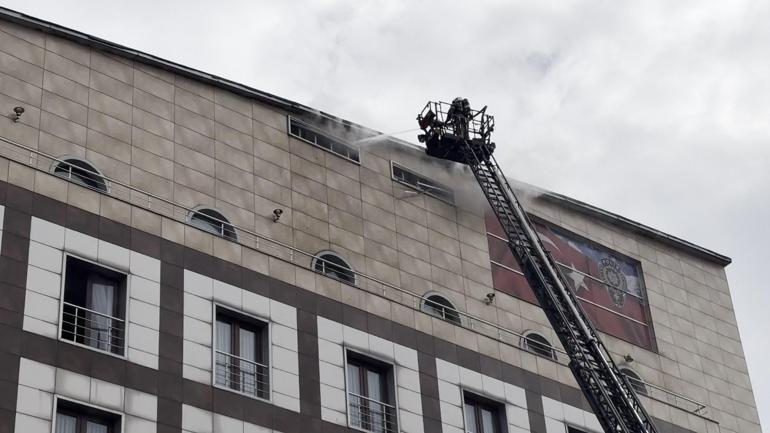 Merter Polisevinin çatısında çıkan yangın söndürüldü