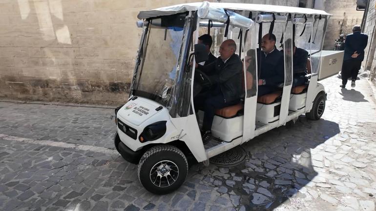 Şanlıurfa’da tarihi sokaklarda golf aracı, caddede nostaljik tramvay dönemi