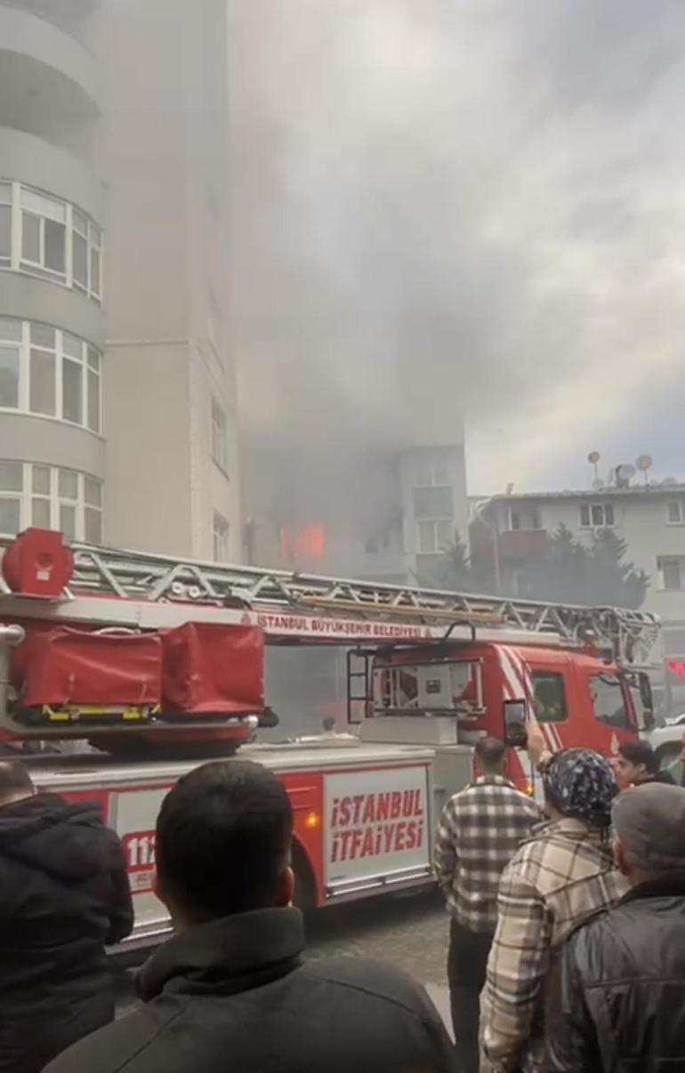 Maltepede 4 katlı binada yangın; mahsur kalan 4 kişi kurtarıldı