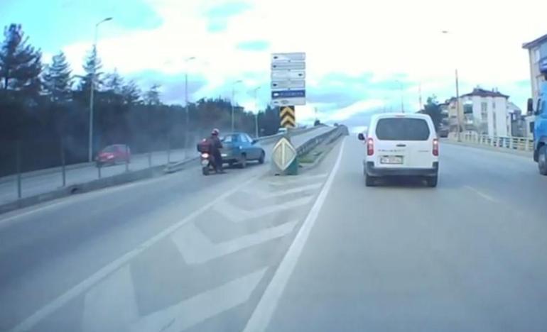 Otomobilin bariyere çarptığı kaza anı kamerada