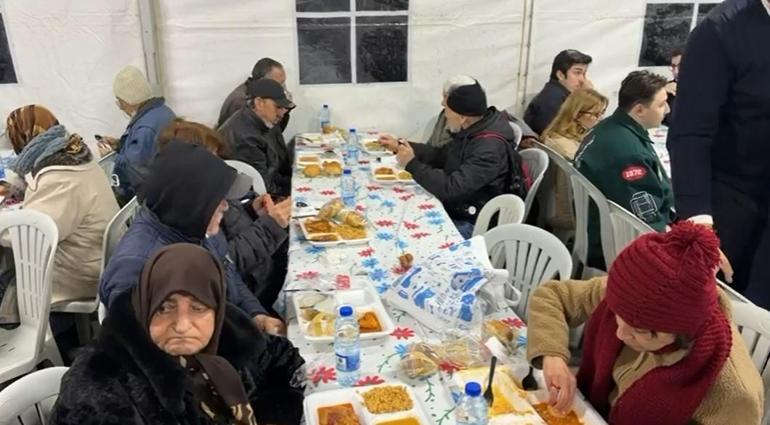 AK Parti’li Büyükgümüş, GençNokta çadırında vatandaşlarla iftar yaptı