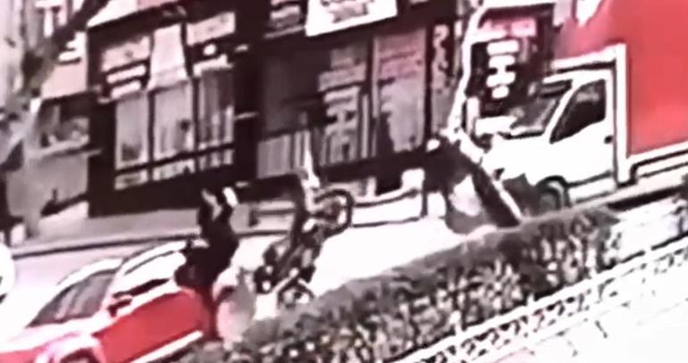 Kamyonet ve otomobile çarpıp takla atan motosikletin sürücüsü yaralandı; kaza kamerada