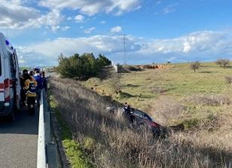 Yoldan çıkan otomobil tarlaya savruldu: 3 yaralı