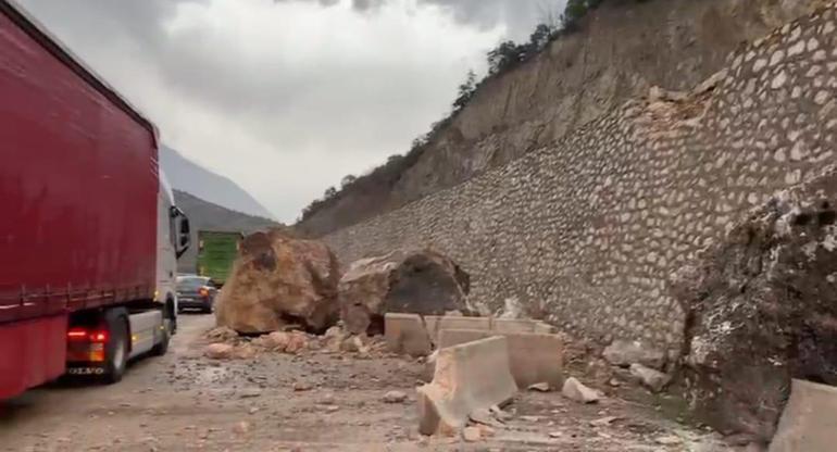 Amasyada dağdan kopan dev kayalar yolu ulaşıma kapattı