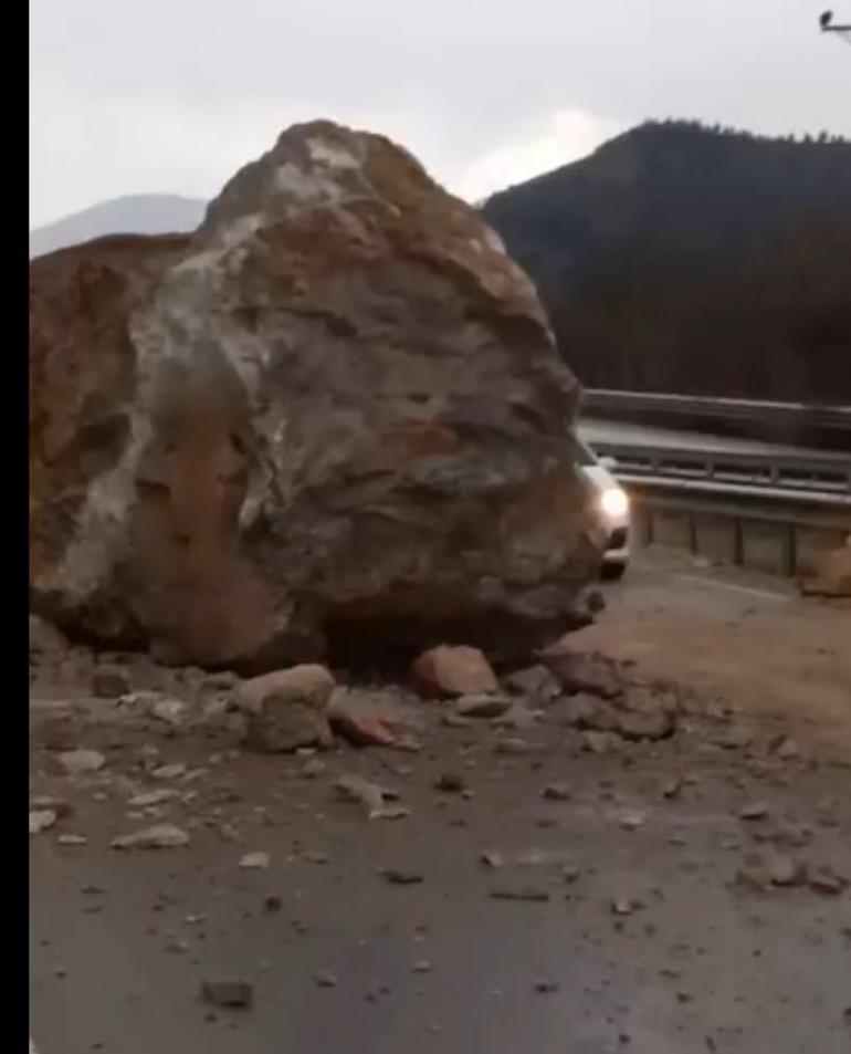 Amasyada dağdan kopan dev kayalar yolu ulaşıma kapattı