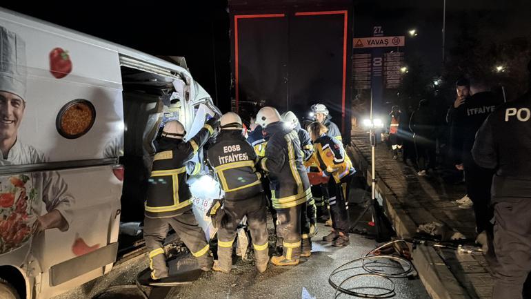 Kamyonet park halindeki TIR’a çarptı; sıkışan yolcu ağır yaralandı