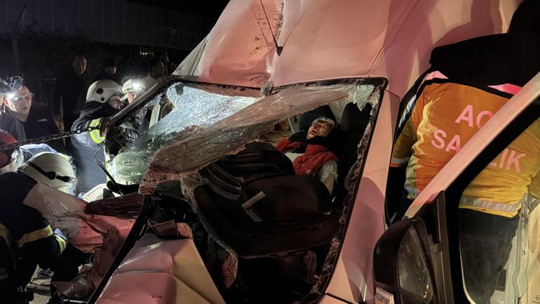 Kamyonet park halindeki TIR’a çarptı; sıkışan yolcu ağır yaralandı