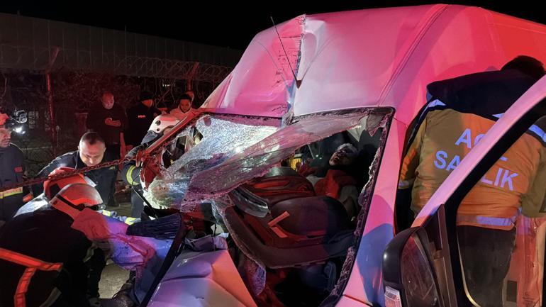 Kamyonet park halindeki TIR’a çarptı; sıkışan yolcu ağır yaralandı