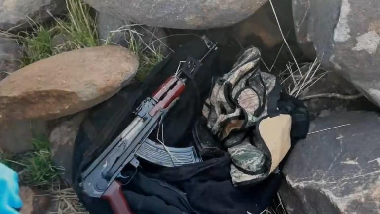 Şanlıurfa’da volkanik bazalt taşlarının altında cephanelik ele geçirildi: 8 gözaltı