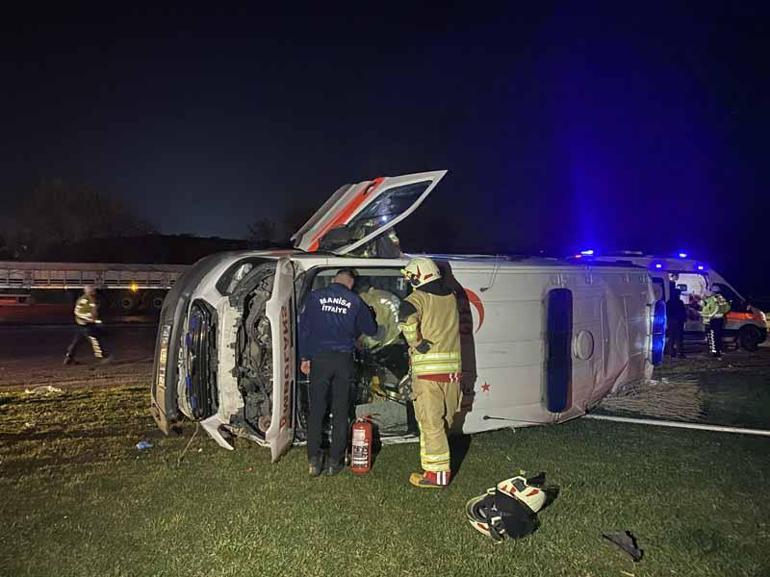 Manisa’da otomobille çarpışan ambulans devrildi: 5 yaralı