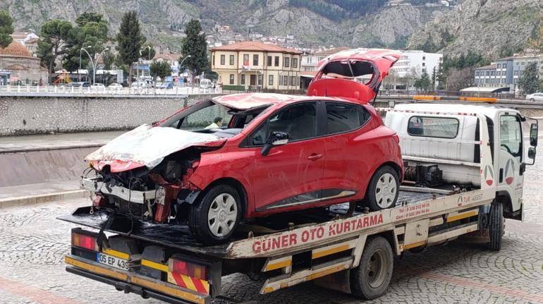 Hafif ticari araçla çarpışan otomobil, nehre uçtu; anne ile kızı yaralı