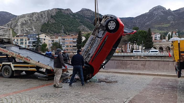 Hafif ticari araçla çarpışan otomobil, nehre uçtu; anne ile kızı yaralı