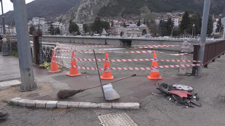 Hafif ticari araçla çarpışan otomobil, nehre uçtu; anne ile kızı yaralı