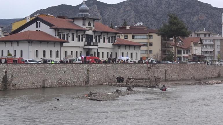 Hafif ticari araçla çarpışan otomobil, nehre uçtu; anne ile kızı yaralı