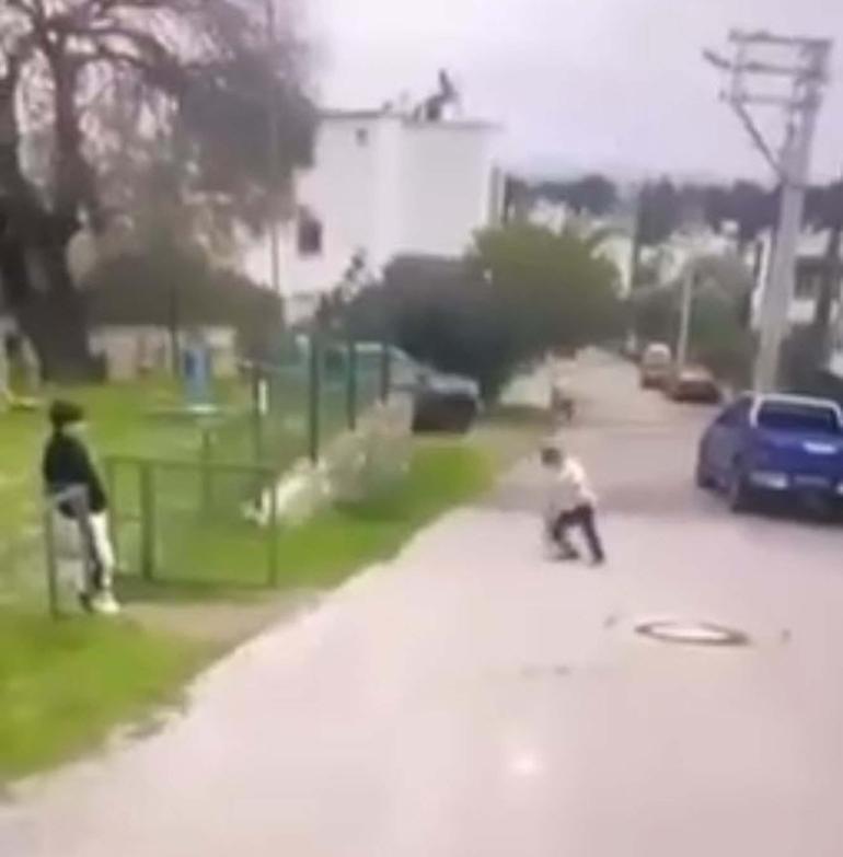 Parkta akran zorbalığı kamerada; 2 gözaltı