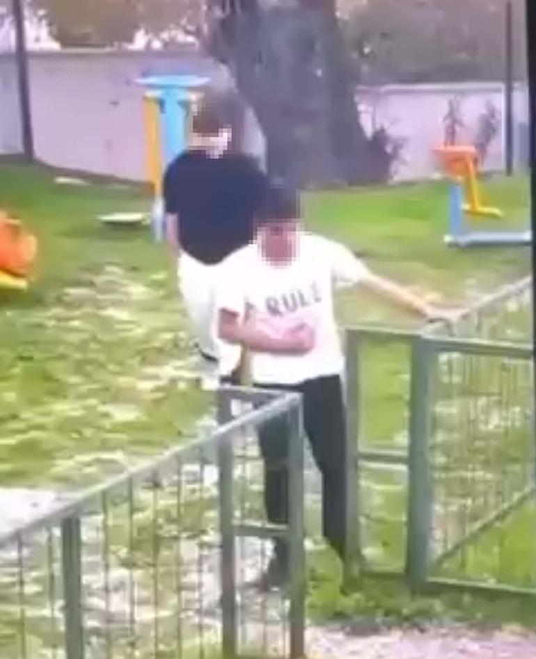 Parkta akran zorbalığı kamerada; 2 gözaltı