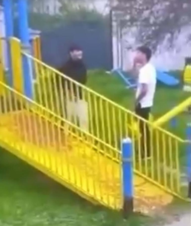 Parkta akran zorbalığı kamerada; 2 gözaltı