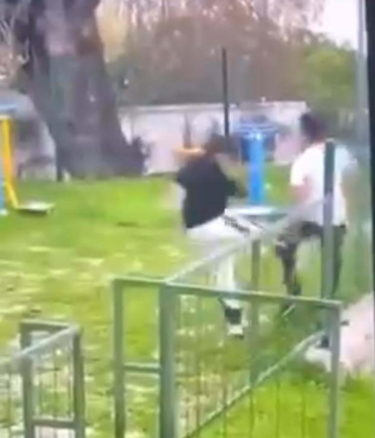 Parkta akran zorbalığı kamerada; 2 gözaltı