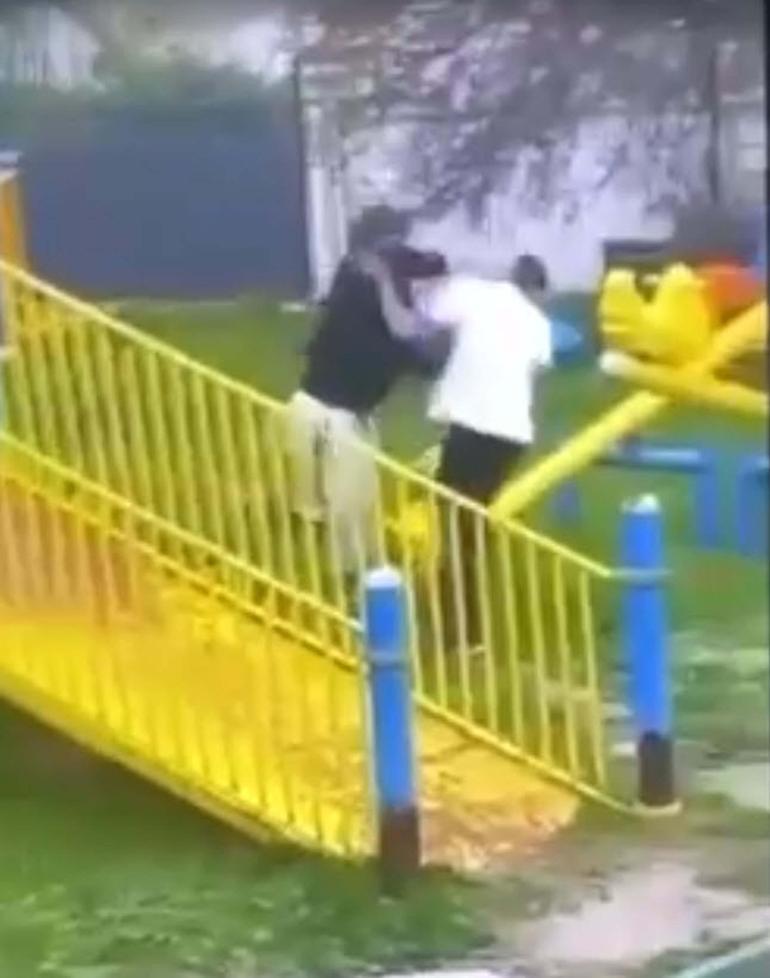 Parkta akran zorbalığı kamerada; 2 gözaltı