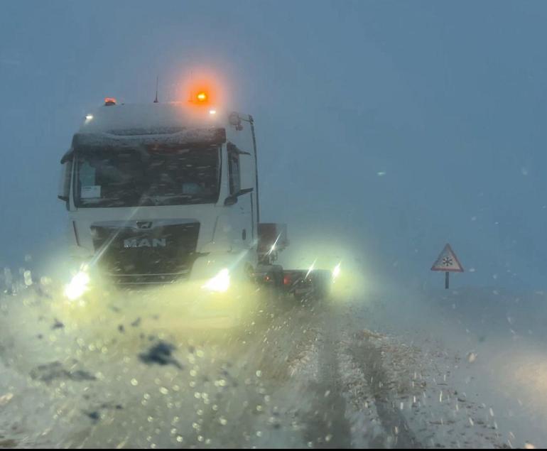 Yüksekovada kar ve tipi; araçlar yolda kaldı