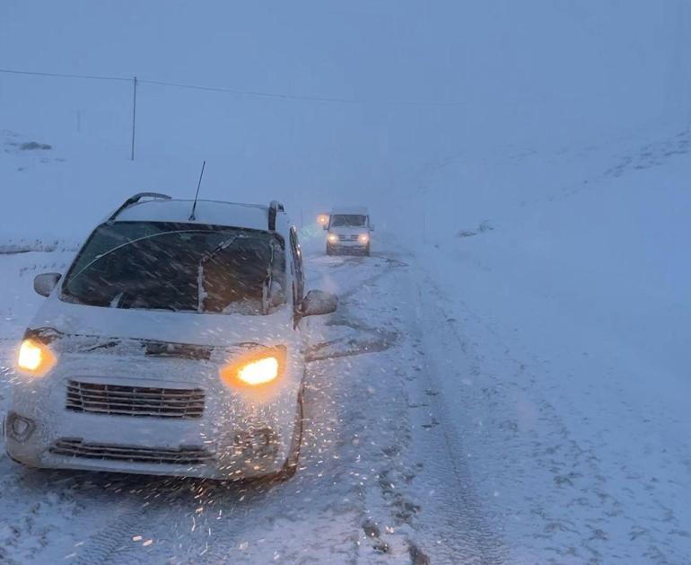 Yüksekovada kar ve tipi; araçlar yolda kaldı