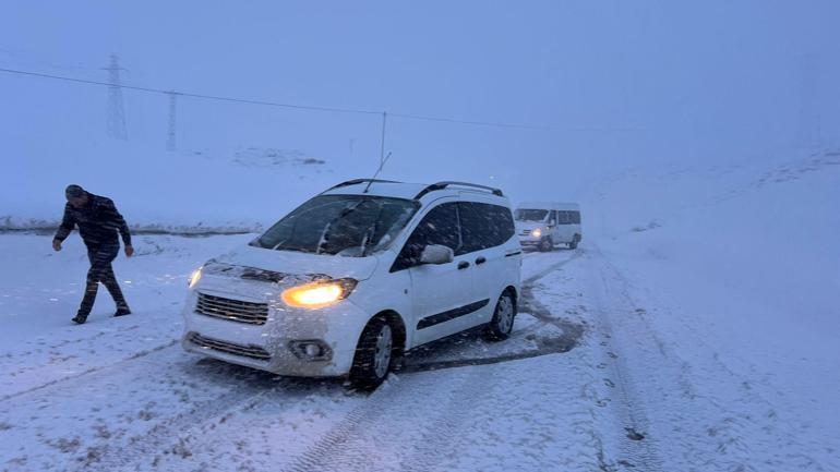 Yüksekovada kar ve tipi; araçlar yolda kaldı
