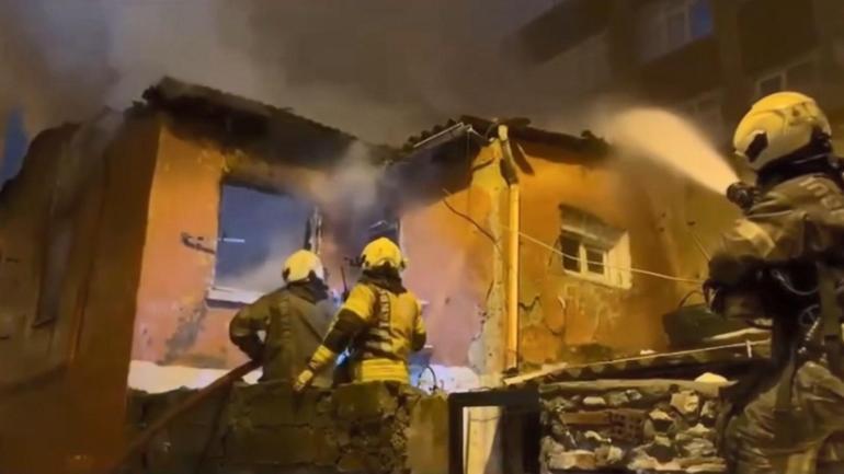 Fatih’te 3 katlı metruk binada yangın; alevler bitişikteki ahşap binaya sıçradı