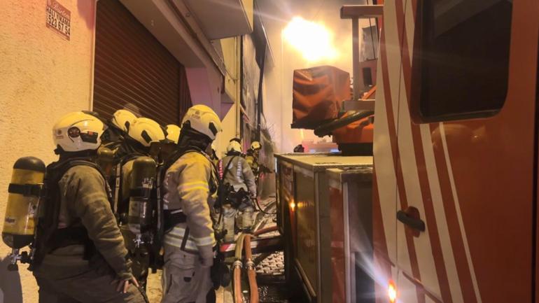 Fatih’te 3 katlı metruk binada yangın; alevler bitişikteki ahşap binaya sıçradı
