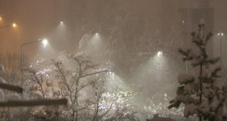 Erzurumda kar yağışı etkili oldu; araçlar kara gömüldü