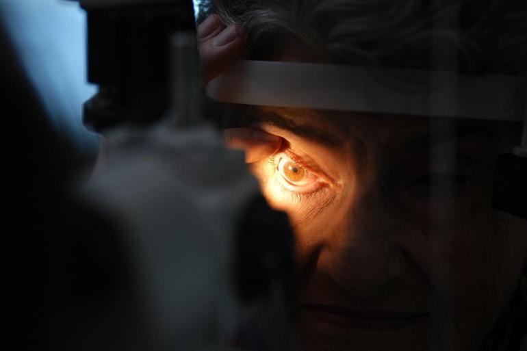 75 yaşındaki hasta kornea nakliyle 6 yıl sonra yeniden görmeye başladı