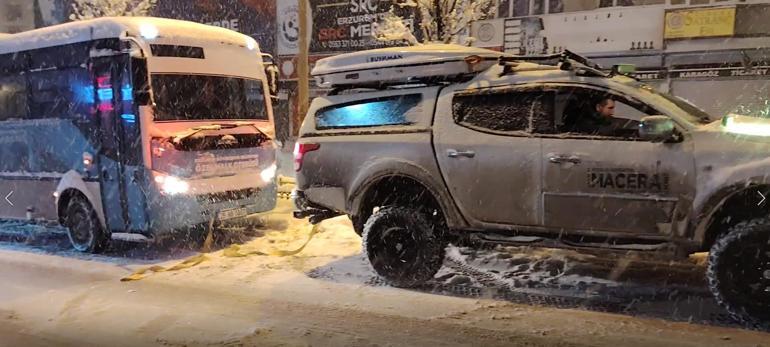 Erzurumda kar yağışı etkili oldu; araçlar kara gömüldü