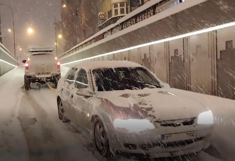 Erzurumda kar yağışı etkili oldu; araçlar kara gömüldü