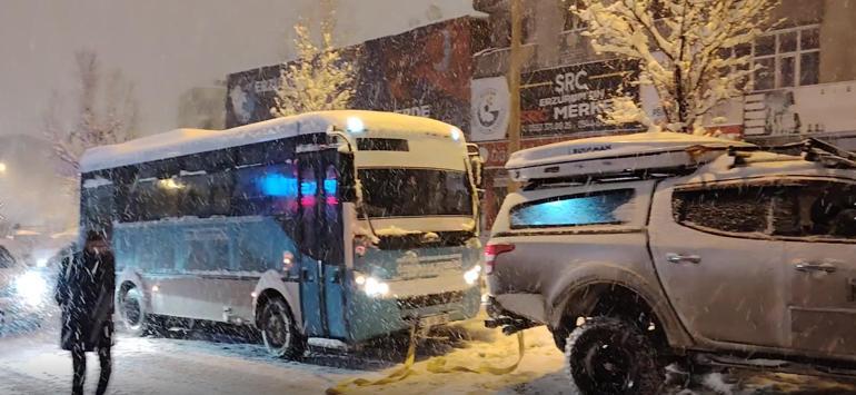 Erzurumda kar yağışı etkili oldu; araçlar kara gömüldü