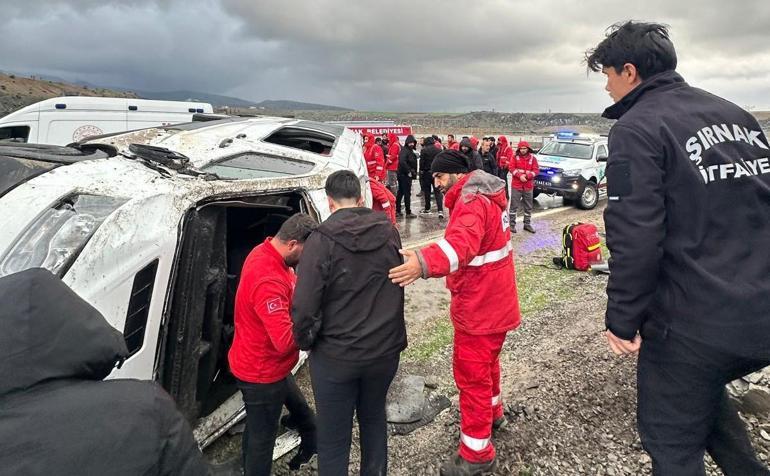 Şırnakta işçileri taşıyan minibüs devrildi: 9 yaralı