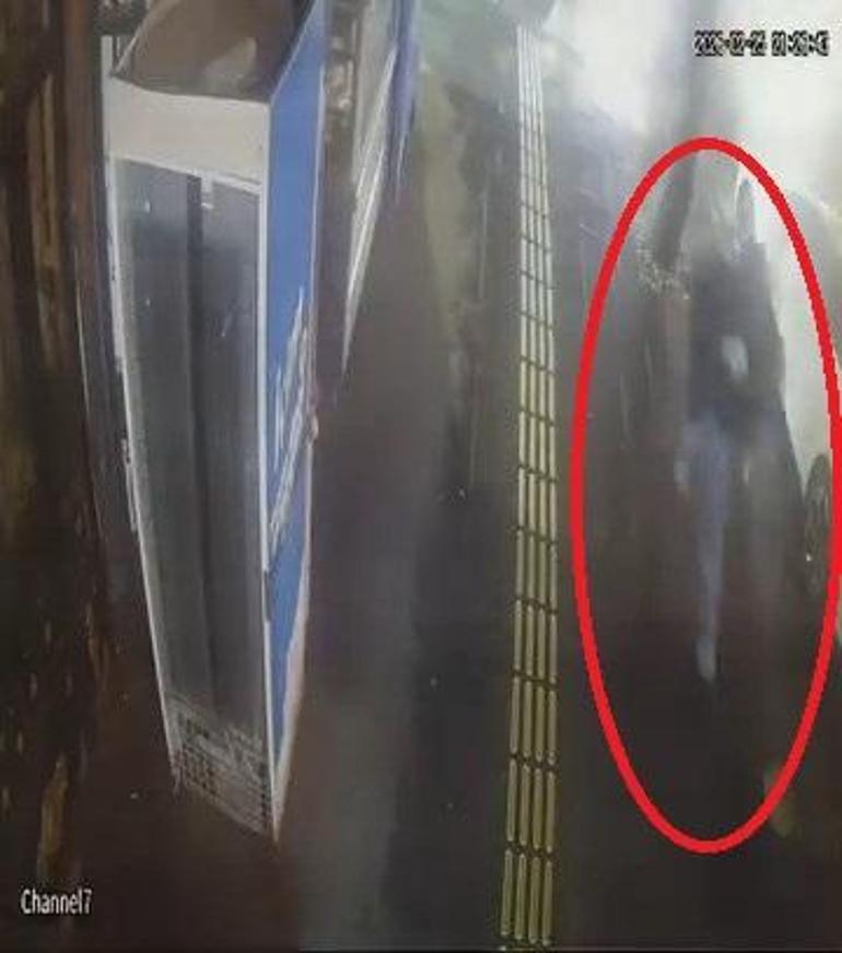 Montunun cebinden çıkarmadığı tabanca ile dükkana ateş açtı; saldırı kamerada