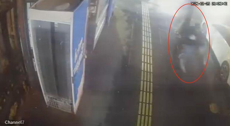 Montunun cebinden çıkarmadığı tabanca ile dükkana ateş açtı; saldırı kamerada