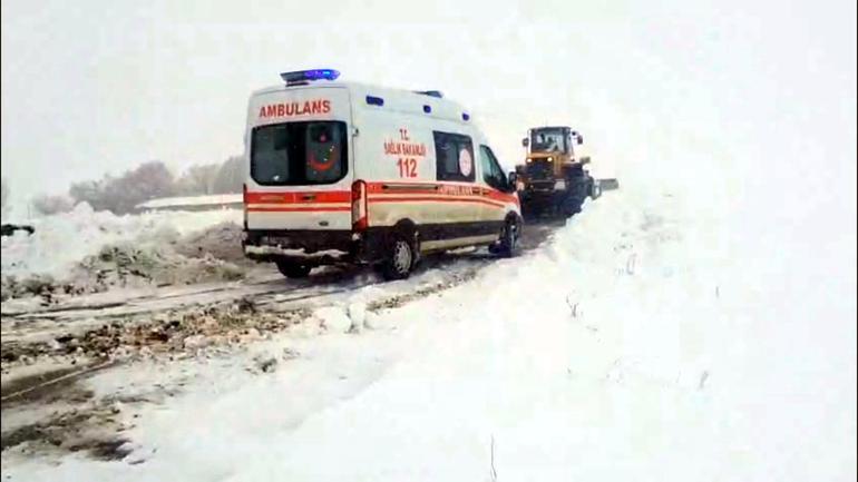Karsta seferber olan ekipler, yolu kapanan köylerdeki vakalara koştu