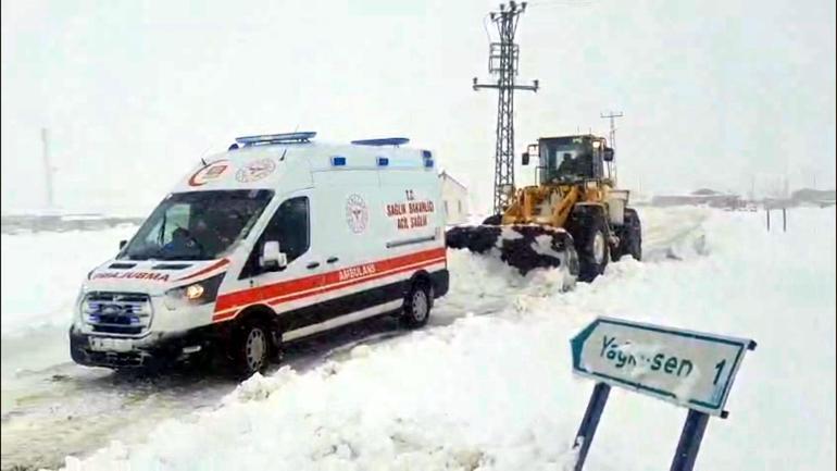 Karsta seferber olan ekipler, yolu kapanan köylerdeki vakalara koştu