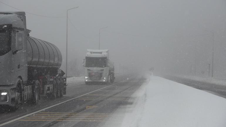 Bolu Dağında kar yağışı ve sis