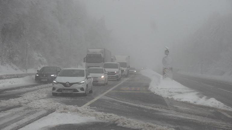 Bolu Dağında kar yağışı ve sis