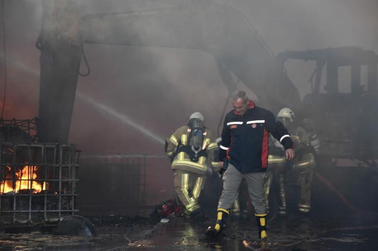 İzmirde geri dönüşüm fabrikasında yangın kontrol altında