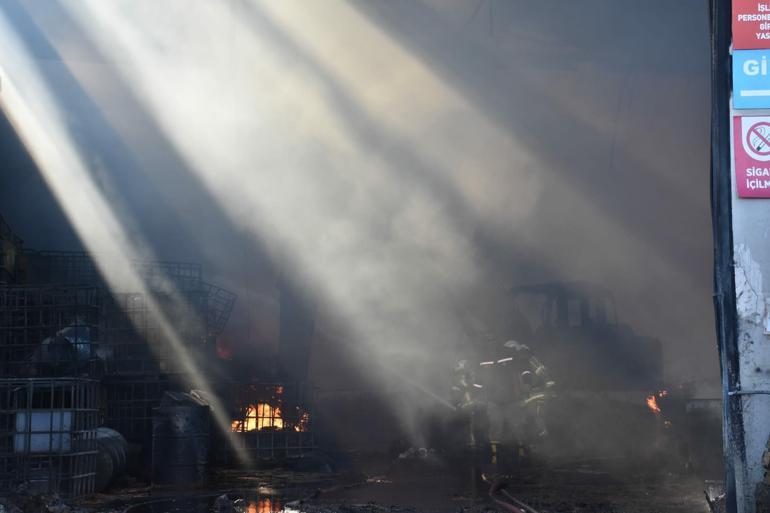 İzmirde geri dönüşüm fabrikasında yangın kontrol altında