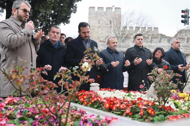 AK Parti İstanbul İl Başkanlığı, Necmettin Erbakanı kabri başında andı
