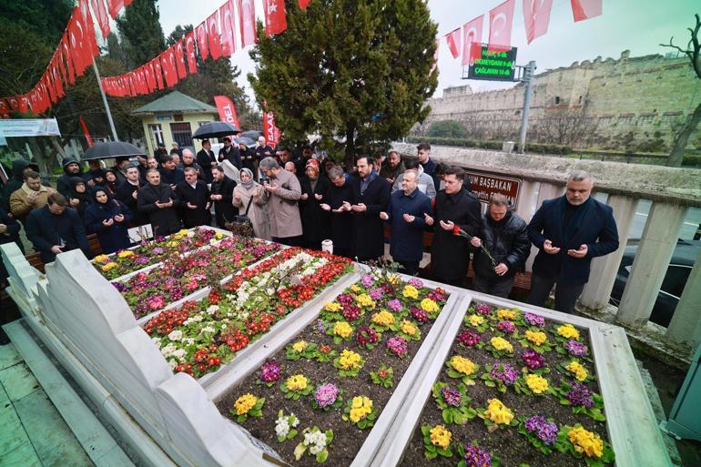 AK Parti İstanbul İl Başkanlığı, Necmettin Erbakanı kabri başında andı