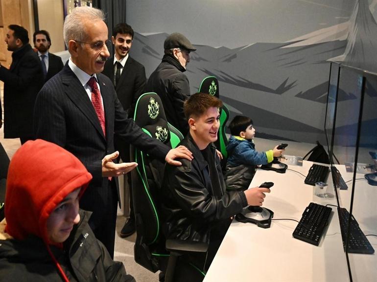 Bakan Uraloğlu, Külliyede Ramazan etkinlik alanını ziyaret etti