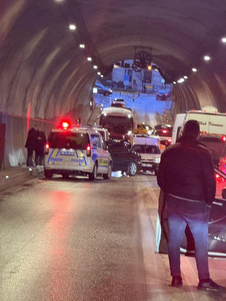 Tünelde iki otomobilin kafa kafaya çarpıştığı kaza kamerada