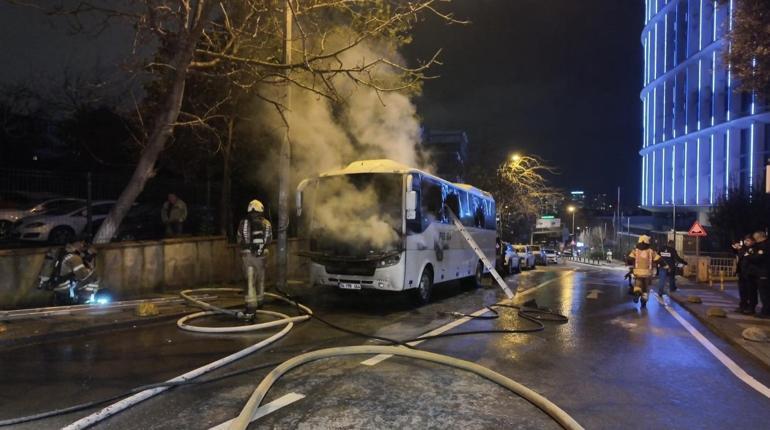 Kadıköyde park halindeki midibüste çıkan yangın söndürüldü