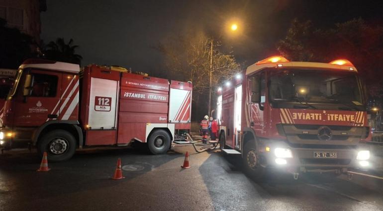 Kadıköyde park halindeki midibüste çıkan yangın söndürüldü
