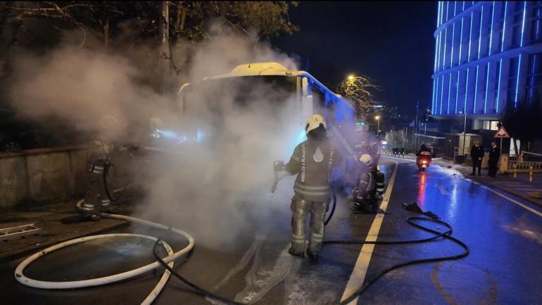 Kadıköyde park halindeki midibüste çıkan yangın söndürüldü
